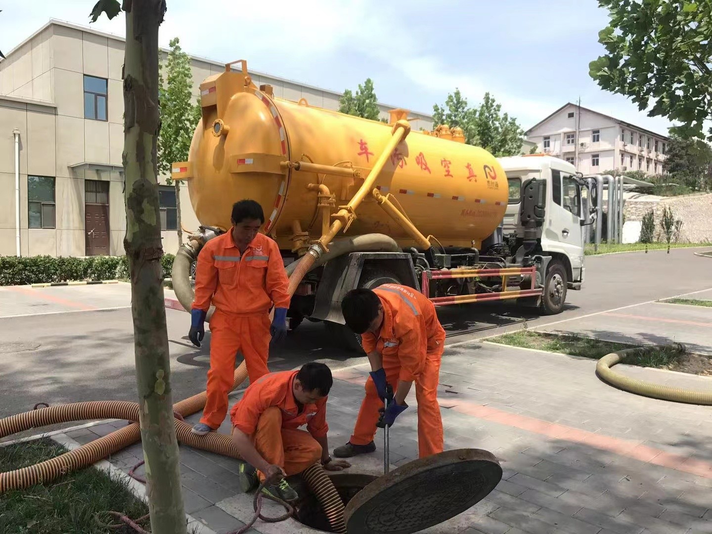 汝城管道疏通车停在窨井附近