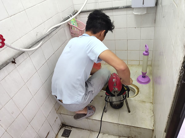 汝城管道堵塞冒臭气 专业师傅现场解决问题
